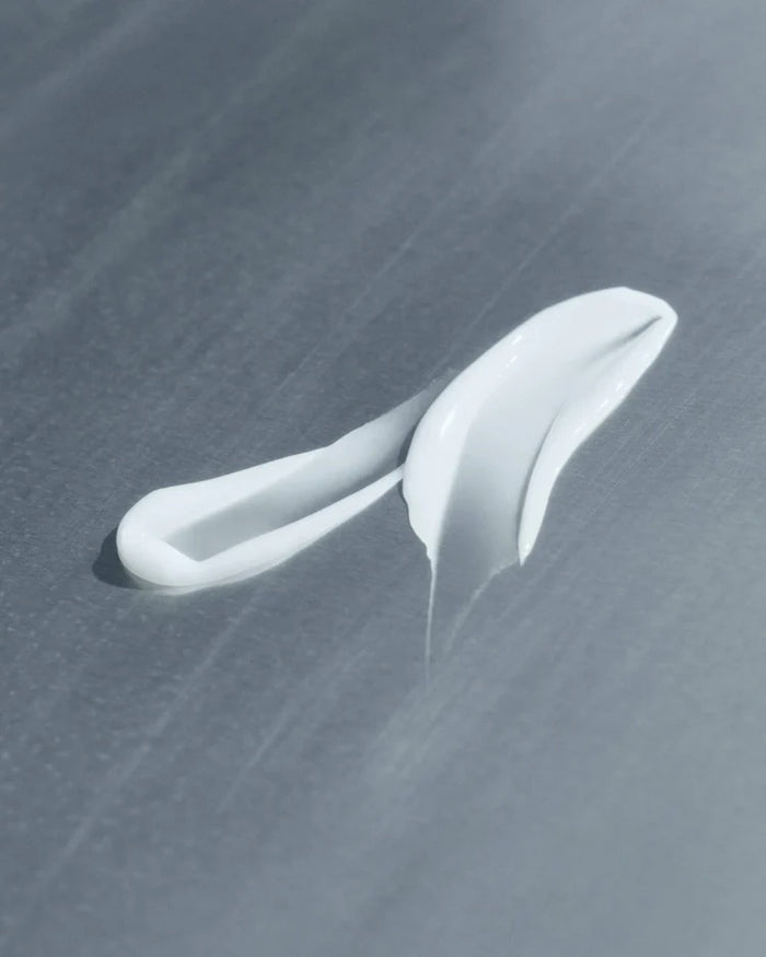 A silver and white bottle of U BEAUTY's THE SMOOTH DYNAMIC WRINKLE DEFENSE SERUM 15ML stands upright on a plain light gray background.