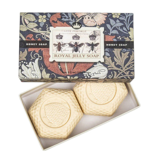 Presented in an elegant “BAUDELAIRE - ROYAL JELLY HONEY SOAP” gift box adorned with floral motifs, bees, and a crown illustration, this set includes two hexagonal honeycomb-patterned soaps. Enriched with royal jelly and other nourishing ingredients to support collagen production and promote radiant skin, the box also features the inscriptions “Honey Soap” and “Carte Postale.”.