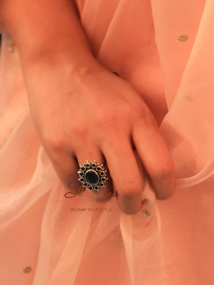 Essence Black Scintillating Ring