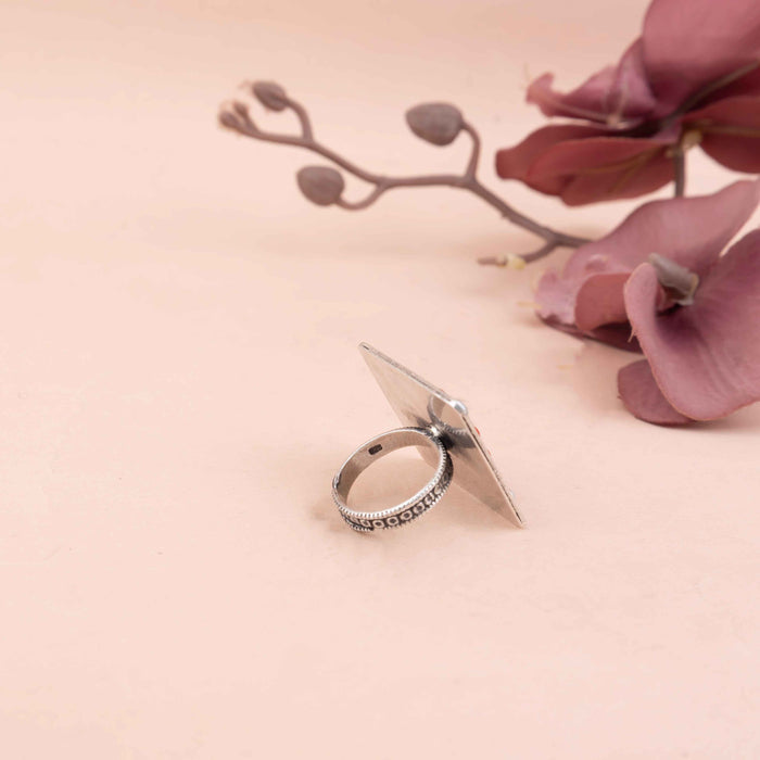 Tattva Detailed Motif Embossed Coral Pearl Ring
